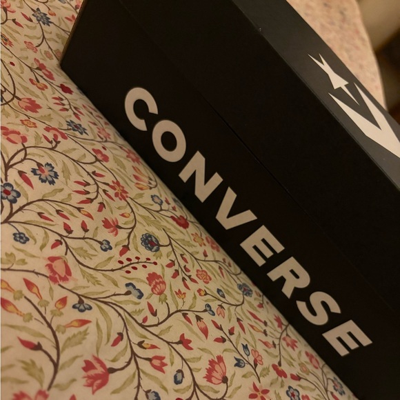 Brand new converse, super cute and only wore once. I prefer old converse !!! - Picture 2 of 7